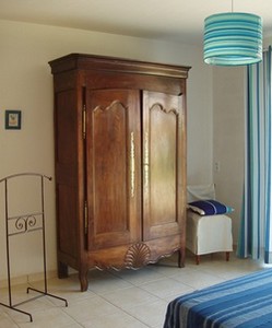 cette vieille armoire de famille donne de la chaleur � la chambre bleue:c'est la chambre adapt�e aux handicap�s