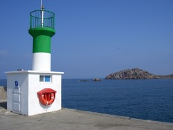 la balise du mole du Diben mène les pêcheurs et plaisanciers dans le port du Diben