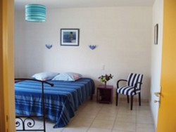 la chambre bleue peut recevoir une personne � mobilit� r�duite.l