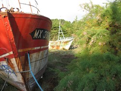 le gite location bretagne en bord de mer vous présente le cimetière de bateaux au diben, endroit prisé par les photographes