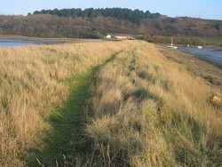 digue de halage dans la baie de Trnez.endroit idal pour observer les oiseaux,les diffrents canards qui hibernent en Baie de Morlaix chaque hiver