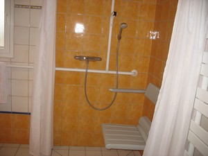 la douche poss�de un fauteuil confortable et s�curisant pour les personnes handicap�es et pratique pour beaucoup d'autres.