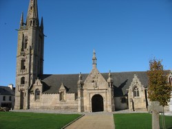 eglise de Plougasnou,qui contient des orgues restaurs.la Bretagne et notamment le Finistre possde un patrimoine religieux important