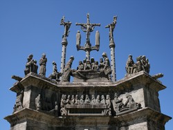 les enclos paroissiaux font partis du paysage breton,du pays touristique de morlaix.la  bretagne possde un patrimoine religieux important