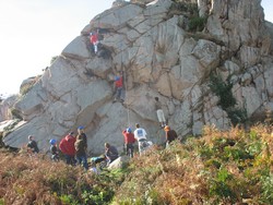 notre location de vacances en bretagne vous informe que faire de l'escalade à la pointe de primel c'est possible.Il suffit de prévoir votre matériel.Sur ce site naturel protégé il y a deux zones de prévues