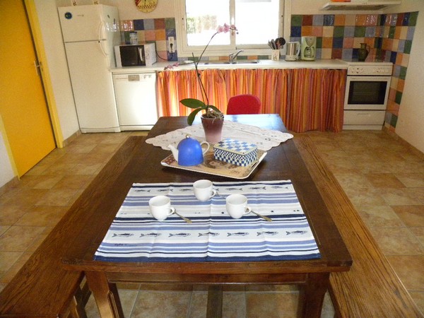 notre gite location bretagne, sa cuisine lumineuse avec des meubles de famille