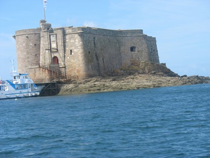 à 2 kilomètres de notre location saisonnière accessible : vous pourrez embarquer pour la visite du fleuron du haut-Finistère, le château du taureau