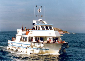 les vedettes de l'le de batz font des embarquements du port du diben qui est  2 minutes de la location saisonnire : gite-bretagne-bord-de-mer