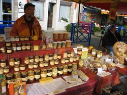 marché sur la place de l'église saint pierre à Plougasnou.marché chaque mardi:vous y trouverez de nombreux produits du terroir
