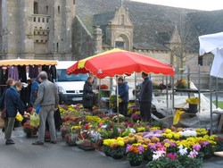 le march de Plougasnou,convivial accessible  tous.L'office du tourisme se trouve aussi sur cette place