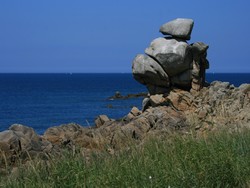 notre gite bretagne adapté présent le rocher surprenant du début de la pointe de primel