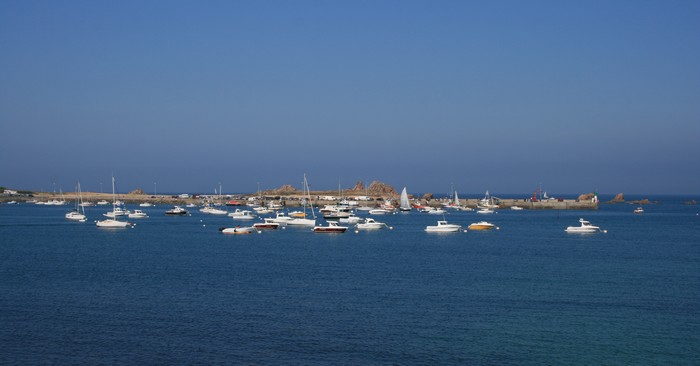 Notre location de vacances en bretagne vous invite à découvrir le port du diben à pleine mer.c'est là que les pêcheurs locaux débarquent les poissons,les coquilles saint jacques baie de morlaix,les araignées et les dormeurs
