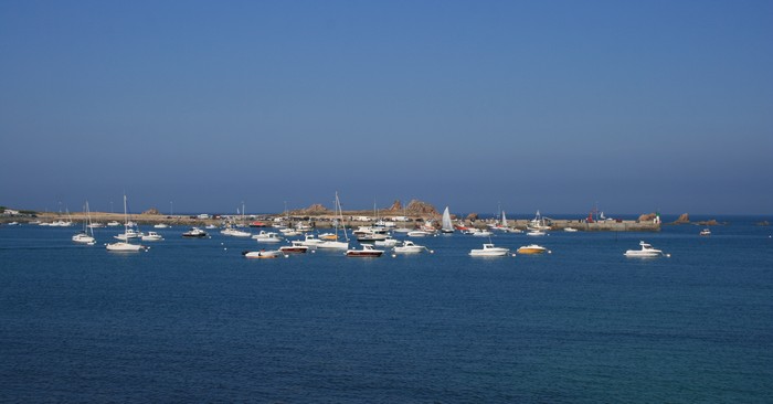 Notre location de vacances en bretagne vous invite  dcouvrir le port du diben  pleine mer.c'est l que les pcheurs locaux dbarquent les poissons,les coquilles saint jacques baie de morlaix,les araignes et les dormeurs