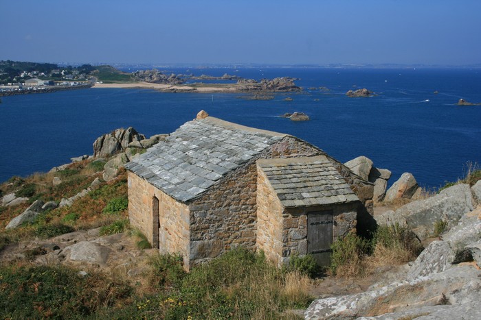 point culminant de la pointe de primel:la maison des douaniers domine toute la baie de morlaix