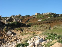 la maison des douaniers vue par la location de vacances en bretagne à plougasnou,vous voyez toute la baie de morlaix,les clochers de la cathédrale de Saint-pol,Roscoff et l'île de batz
