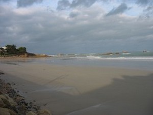 la grande plage de tr�gastel avec sa promenade adapt�e � 200 m�tres du gite bretagne de plougasnou.