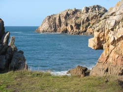 vous voyez l'extémité de la pointe,et donc à gauche c'est l'entrée du port du Diben, vous êtes à 5 minutes à pieds du gites bretagne.