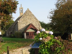 petite chapelle de saint antoine sur la commune de Plouzoc'h o vous pouvez visiter le cairn de barnnez,site prhistorique rare.Dans la chapelle de saint antoine chaque t vous pourrez couter des concerts de musique baroque et des expositions de peinture