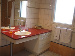 le plan de toilette est pr�vu pour qu'une personne en fauteuil y acc�de