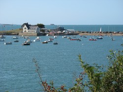 le centre nautique de Terenez  quelques minutes en voiture de Primel-tgastel.coin protg pour la pratique de la voile;face  l'ile Sterec  et le chteau du Taureau