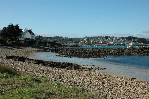 en bretagne notre gites, la terrasse couverte attenante  la chambre orange du gte bretagne ,situ  l'entre de  la pointe de primel en plougasnou vous avez ce panorama qui changent suivant la mto. vue sur une partie de la baie de primel et sur le petit march estival 