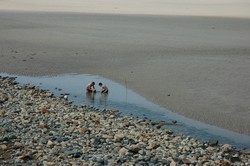 la plage de trégastel est aceesible aux handicapés. plage à 200 mètres du gite bretagne, location bord de mer dans le haut finistère.