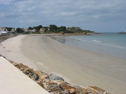 notre gite bretagne location dans le finistère vous informe que la plage de sable de trégastel est surveillée en été
